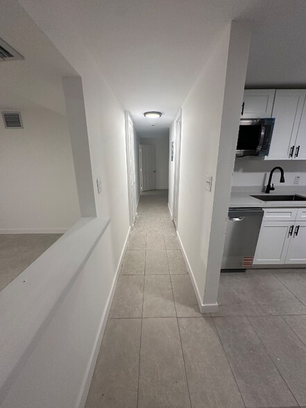 Building Photo - 731 SW 8th Ave