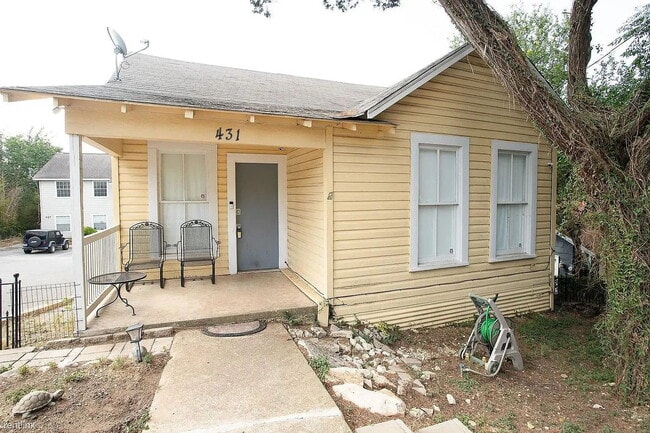 Building Photo - "Charming 2-Bed Oasis in San Marcos - Cozy 825 Sq Ft Home on Lindsey St!"