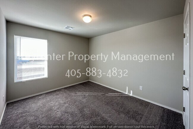Building Photo - Gorgeous 3 Bed 2.5 Bath Two Story Home in Heart Of Yukon!