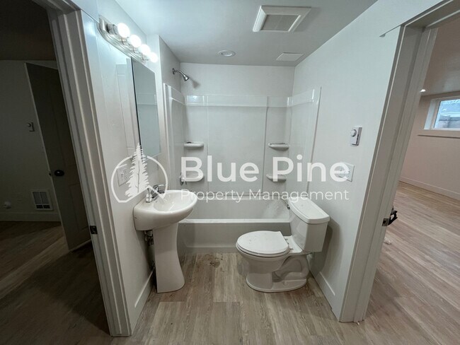 Building Photo - 1288 Lake Ave