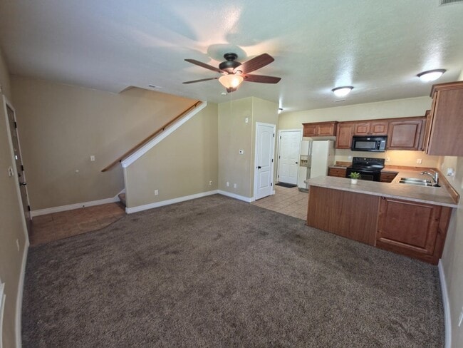 Building Photo - Beautiful 3 Bed, 2.5 bath Townhome with Attached 2 Car Garage in Rock Creek