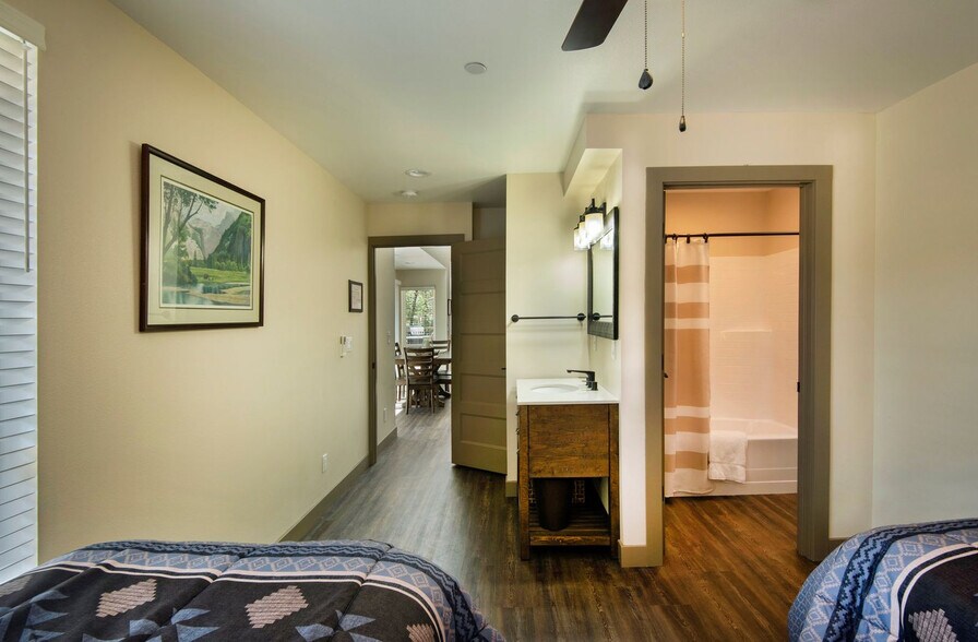 Building Photo - 2643 Mariposa Ave