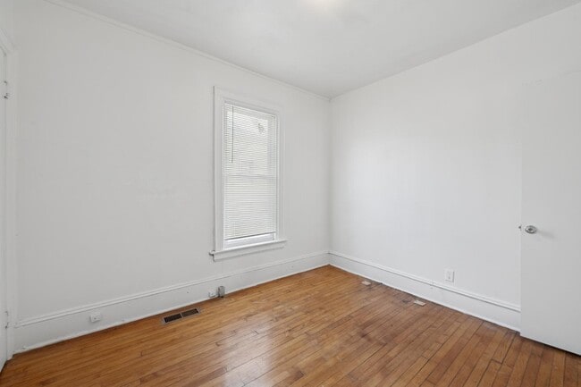 Building Photo - 1734 W Clarke St