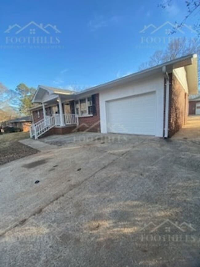 Building Photo - 1010 Belhaven Rd