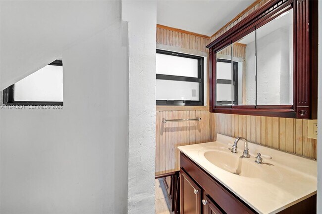 Building Photo - 230 Sunrise Dr