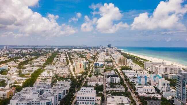 Building Photo - 300 South Pointe Dr