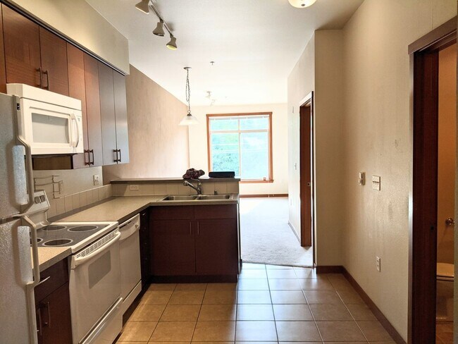 Building Photo - Centrally Located Condo