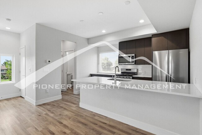 Building Photo - Spacious Townhouse with Central AC and 2-Car Garage