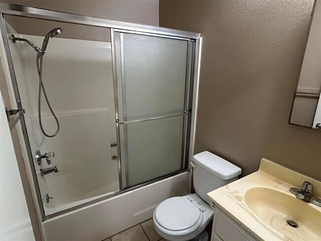 Building Photo - 3 bedrooms - 2 Bathrooms -  Ready to Rent!