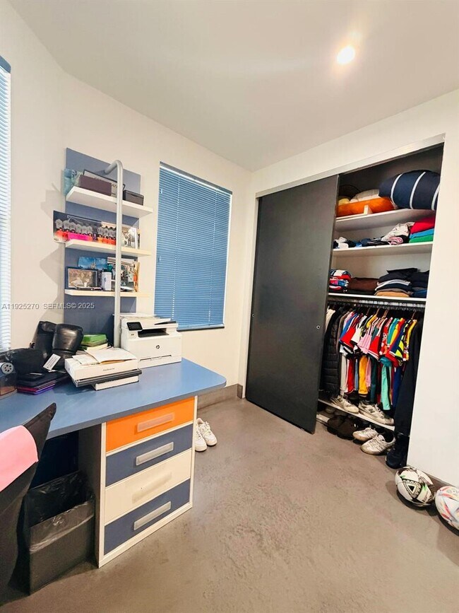 Building Photo - 21025 NE 38th Ave