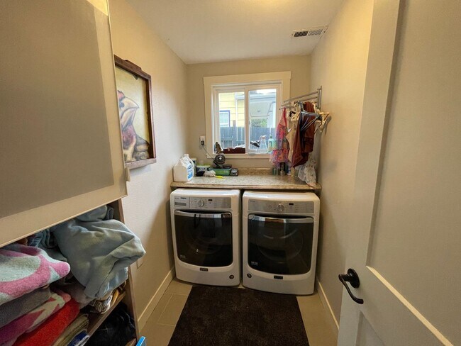 Building Photo - Spacious Corner-Lot Home 4 bed 3 bath – Gr...