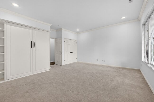 Building Photo - 155 N Hanley Rd