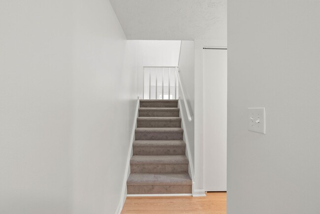 Building Photo - 111 Fernridge Dr