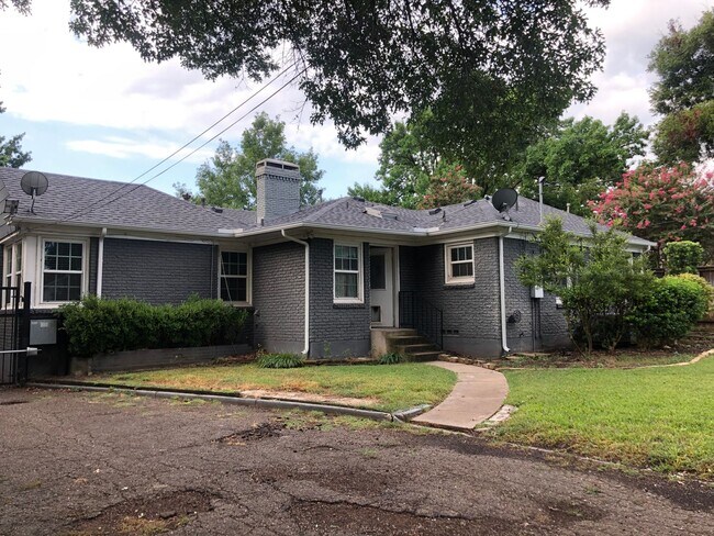 Building Photo - AVAILABLE NOW --3 BEDROOM 2 BATH HOME IN T...