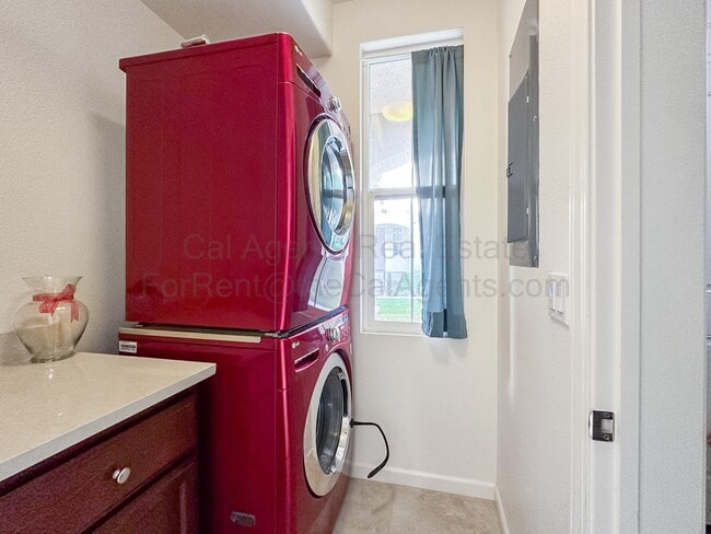 Building Photo - 110 Heligan Ln