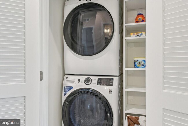 Building Photo - 133 Woodgate Cir