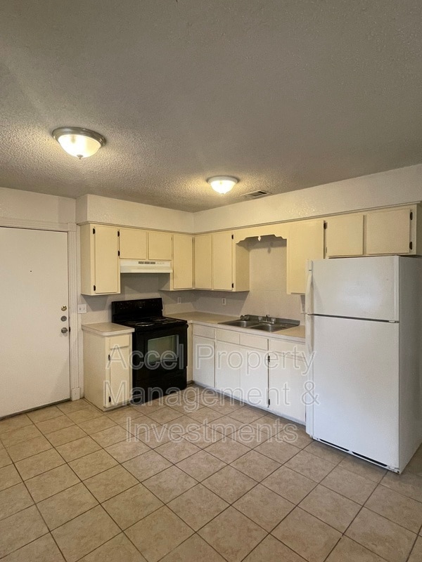 Building Photo - 806 W 26th St