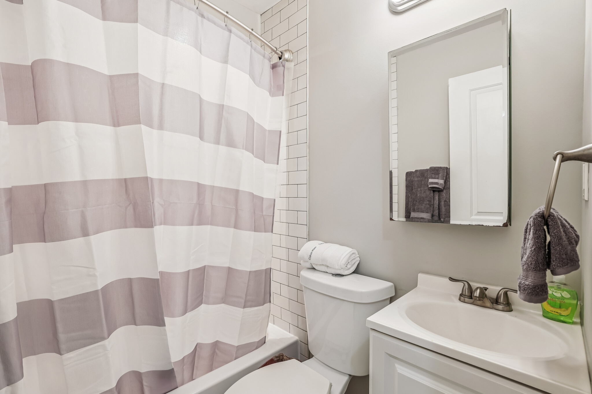 Building Photo - 1332 Levis St NE