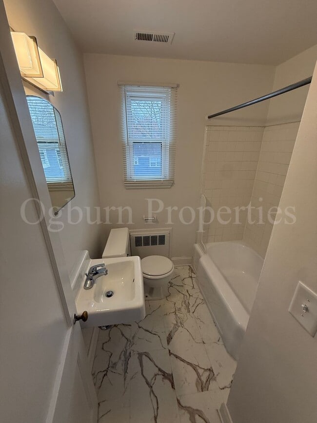 Building Photo - 2506-D Miller Park Cir-2BR/1BA-2nd Floor APT!!!