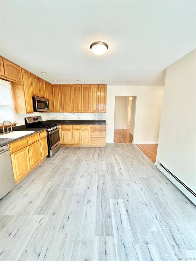 Building Photo - 164 Rossiter Ave