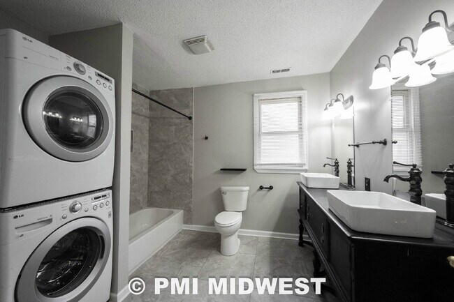 Building Photo - "Charming Urban Duplex Retreat: Cozy 2-Bedroom, 1.5-Bath Oasis in Vibrant Indianapolis!"
