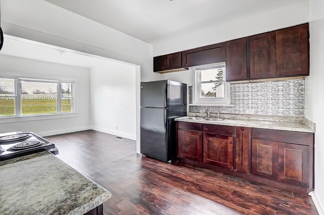 Building Photo - Cozy 3 bedroom w/backyard