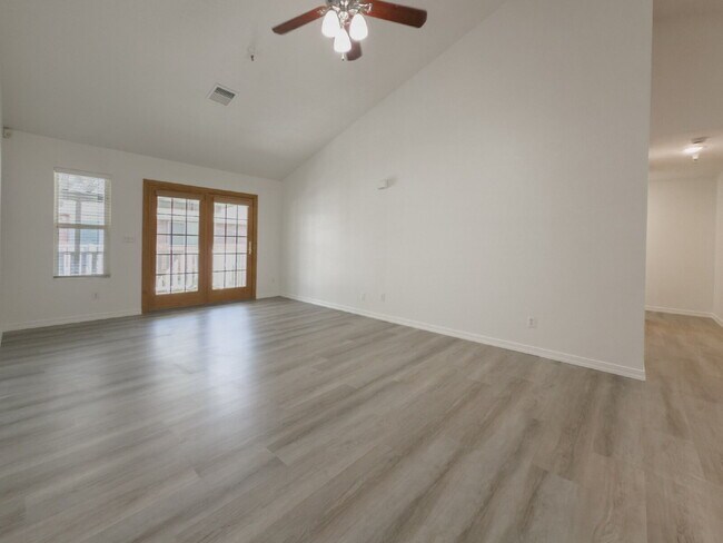Building Photo - SEPTEMBER FREE RENT!! Spacious, NEWLY RENO...