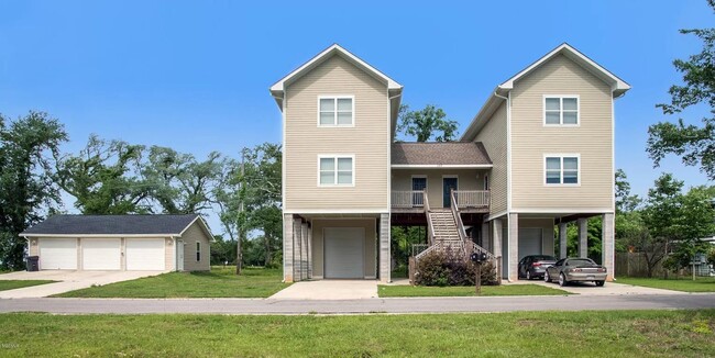 Primary Photo - Great 3/2 Fully Furnished-TDY Welcome!!