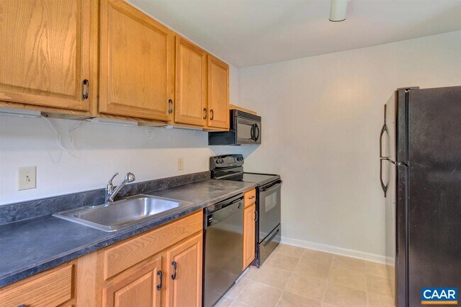 Building Photo - 1221 Villa Ln