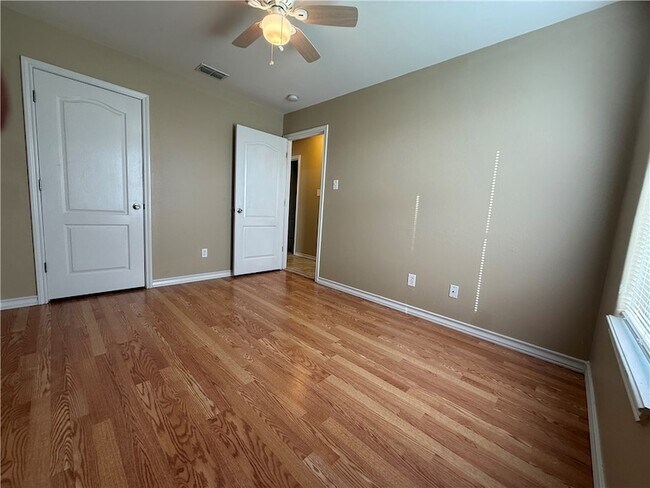 Building Photo - 512 Lakeside Dr