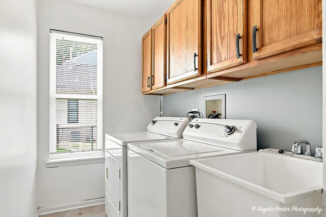 Building Photo - 10570 Wing Pointe Dr