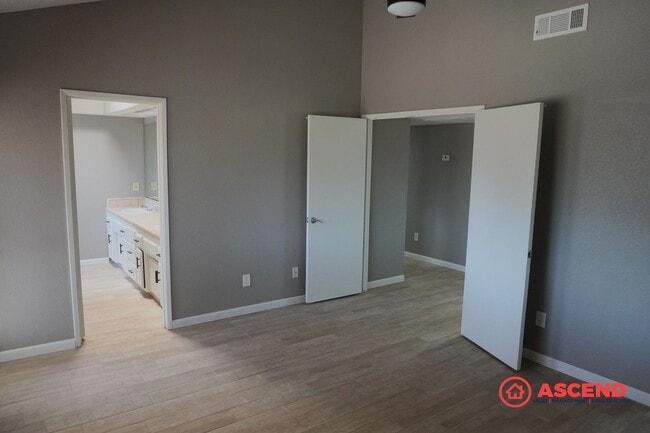 Building Photo - Beautiful 3 Bedroom Home Located in the So...