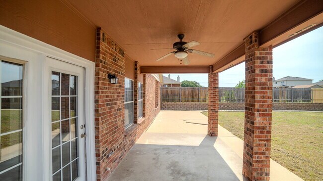 Building Photo - "Spacious 4-Bedroom Retreat with 2.5 Baths...