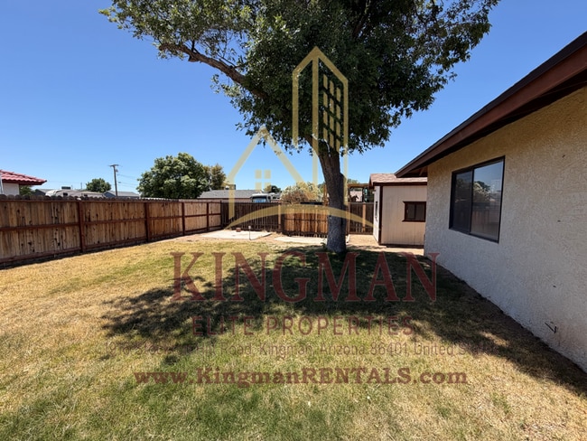 Building Photo - 3 Bedroom / 2 Bath Home with Courtyard Entry, Fireplace & Spacious Backyard