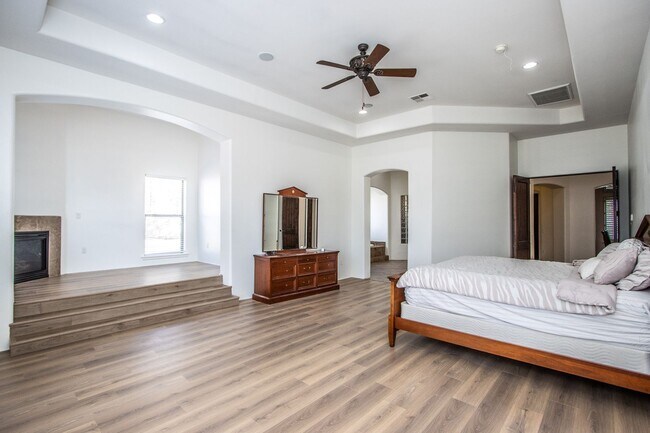 Building Photo - Oh Wow!! Beautiful 5BR/3.5BA Custom Home w...