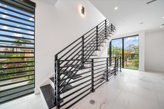 Building Photo - 1052 N Victoria Park Rd