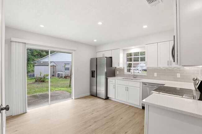 Building Photo - Updated 3-Bedroom Duplex with Modern Finishes in Oviedo