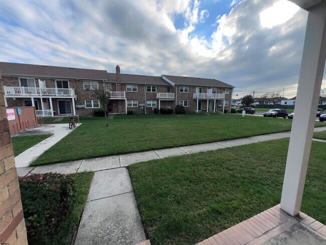 Building Photo - 705 N Dudley Ave