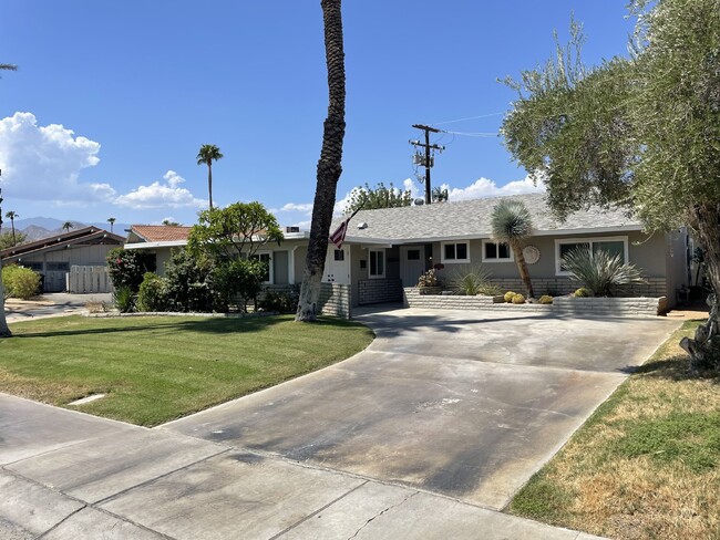 Building Photo - Palm Desert Country Club location!