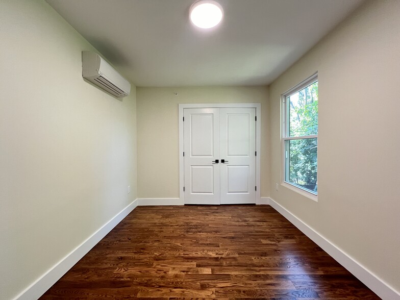 Unit 4 - 44 Van Nostrand Ave