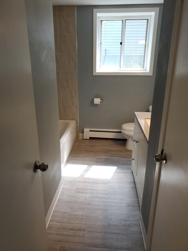 Building Photo - 1614 14th Ave S