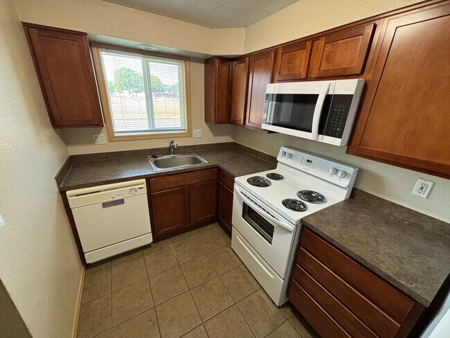 Building Photo - 2 Bedroom Townhouse in Newberg
