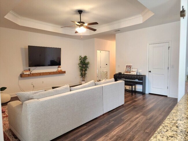 Building Photo - Discover Fine Living in this Captivating 3 Bed/2 Bath Home!