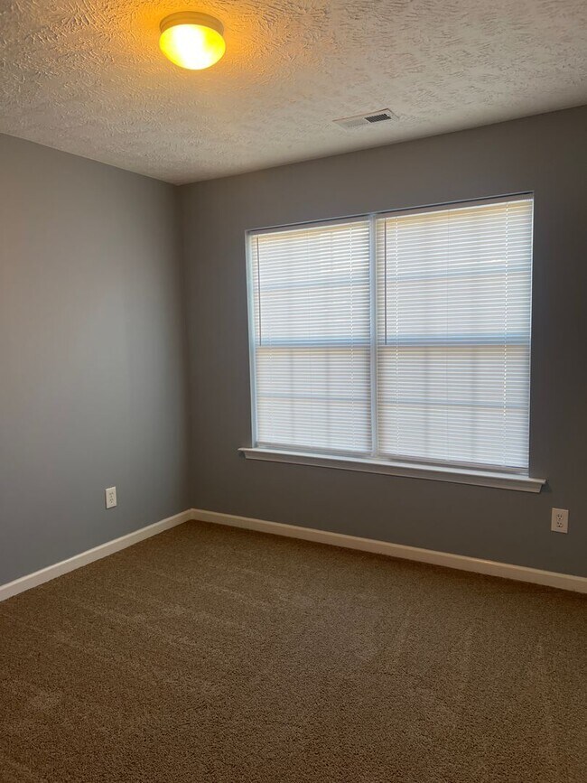 Building Photo - Great location! Close to Everything!