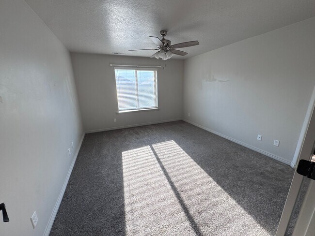 Building Photo - 673 N 2560 E