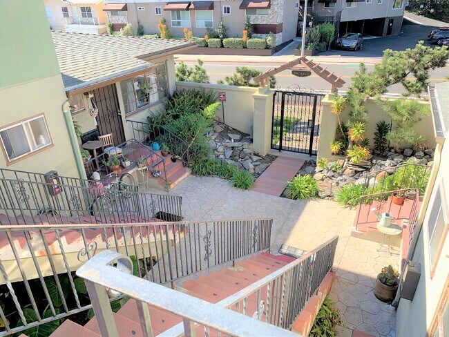 Building Photo - Upstairs 1 Bedroom Apt with 1-Car Garage N...