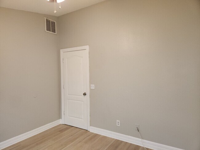 Building Photo - 827 NE 23rd Terrace