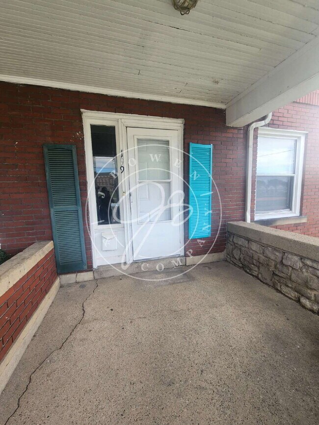 Building Photo - 2 bed 2 story townhouse! Individual baseme...