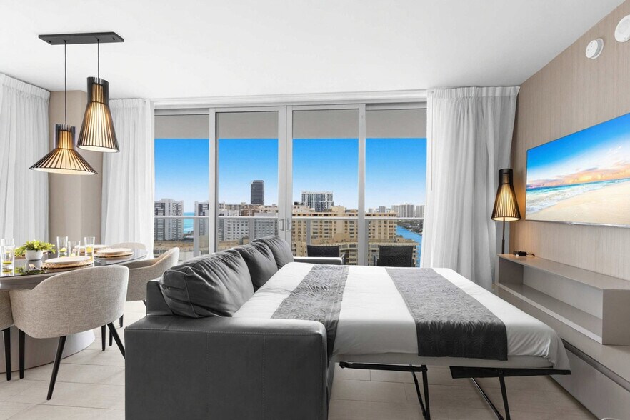 Building Photo - 4010 S Ocean Dr