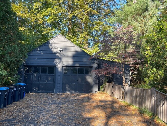 Building Photo - Charming 5-Bedroom 3.5 bath Home for Rent ...